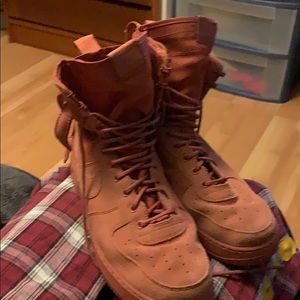 Dusty peach Airforce 1’s